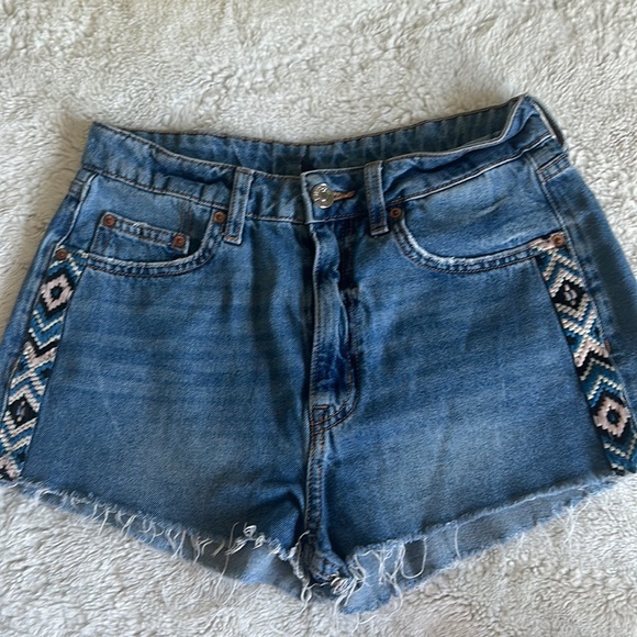 H&M Divided Chevron Stripe Cutoff Denim Shorts - Picture 2 of 3